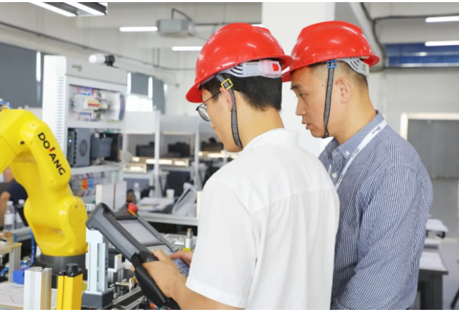 2025 Industrial Robot Technology Application Capability Improvement Advanced Training Course was held at Sino-German Dolang Group