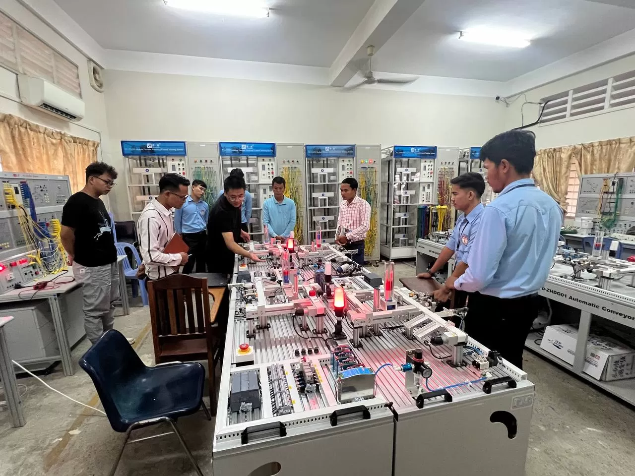 Dolang proporciona equipos de capacitación a las escuelas vocacionales de Camboya.